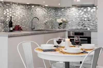 Kuchnia lub aneks kuchenny w obiekcie Apartments Golden Warsaw by Noclegi Renters