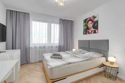 Łóżko lub łóżka w pokoju w obiekcie Andersena 190 B - 12 piętro - 10 min CMKP - 5 min Metro - 15 min Centrum