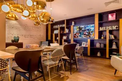 Część wypoczynkowa w obiekcie Motel One Warsaw-Chopin