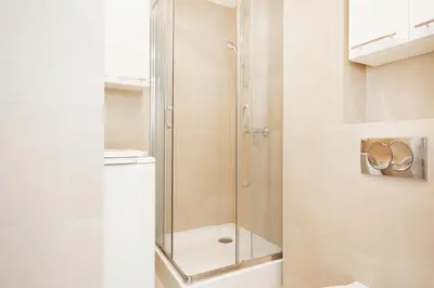 Łazienka w obiekcie Apartments Warsaw Pereca by Noclegi Renters
