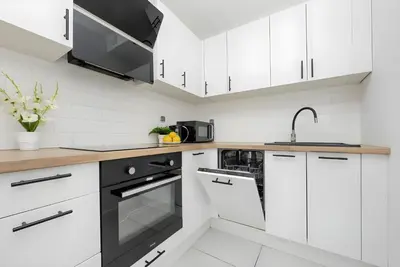 Kuchnia lub aneks kuchenny w obiekcie M&R Apartament Airport&Business Cybernetyki - underground garage - self check-in - fast Wi-Fi - 5 min from Chopin Airport