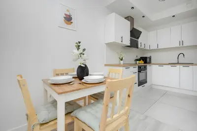Kuchnia lub aneks kuchenny w obiekcie M&R Apartament Airport&Business Cybernetyki - underground garage - self check-in - fast Wi-Fi - 5 min from Chopin Airport