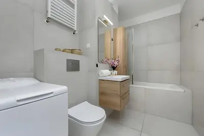 Łazienka w obiekcie M&R Apartament Airport&Business Cybernetyki - underground garage - self check-in - fast Wi-Fi - 5 min from Chopin Airport
