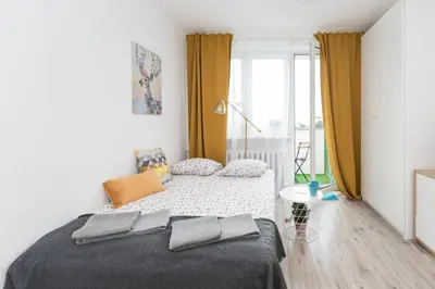 Łóżko lub łóżka w pokoju w obiekcie SuperApart Belwederska A MiniStudio, Balcony, Kitchen, Pet-Friendly, TV & Wifi