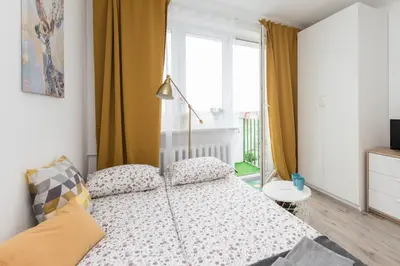 Łóżko lub łóżka w pokoju w obiekcie SuperApart Belwederska A MiniStudio, Balcony, Kitchen, Pet-Friendly, TV & Wifi