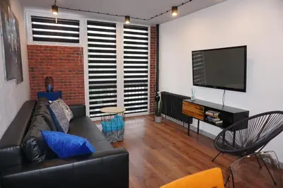 Telewizja i/lub zestaw kina domowego w obiekcie Apartament metro rondo Onz