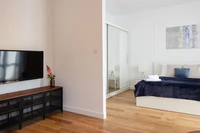 Telewizja i/lub zestaw kina domowego w obiekcie Old Town Krasiński Garden by BookingHost