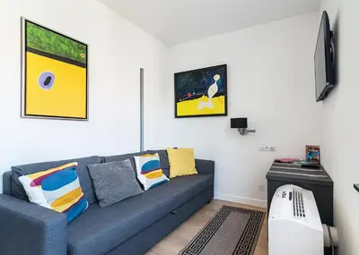 Telewizja i/lub zestaw kina domowego w obiekcie At the Fountain Apartment by BookingHost