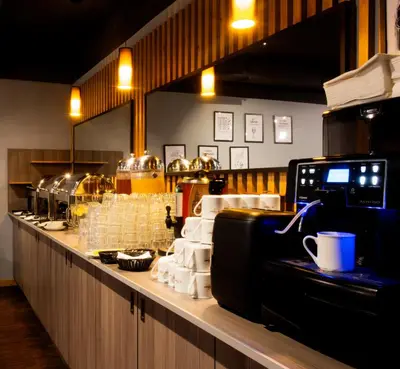 Zestaw do parzenia kawy i herbaty w obiekcie Noclegi Hit Rooms & Apartments