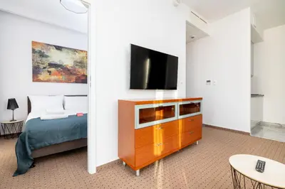 Telewizja i/lub zestaw kina domowego w obiekcie Varsovia Comfort by BookingHost