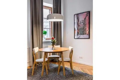 Plan piętra w obiekcie Old Town Market Place Apartment by BookingHost