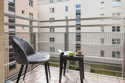 Balkon lub taras w obiekcie Elektoralna 12A - Colorful Apartment with Balcony by Noclegi Renters