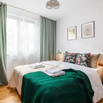Elektoralna 12A - Colorful Apartment with Balcony by Noclegi Renters