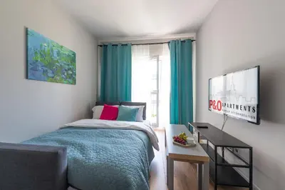 Łóżko lub łóżka w pokoju w obiekcie Okecie Airport Studio Bakalarska 2 P&O Serviced Apartments