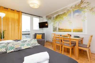 Telewizja i/lub zestaw kina domowego w obiekcie Apartment Grzybowska by Noclegi Renters