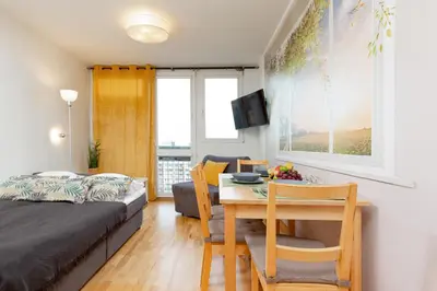 Łóżko lub łóżka w pokoju w obiekcie Apartment Grzybowska by Noclegi Renters
