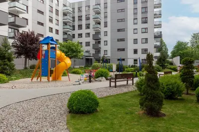 Plac zabaw dla dzieci w obiekcie Apartment Warsaw Airport Kłobucka by Noclegi Renters