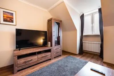 Telewizja i/lub zestaw kina domowego w obiekcie Old Town Market Place Penthouse by BookingHost