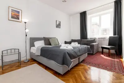 Łóżko lub łóżka w pokoju w obiekcie City Centre Apartment by BookingHost
