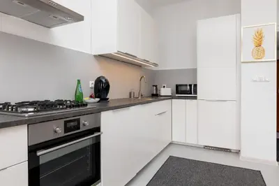 Kuchnia lub aneks kuchenny w obiekcie City Centre Apartment by BookingHost