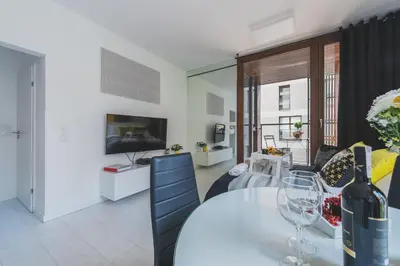 Telewizja i/lub zestaw kina domowego w obiekcie Kolejowa 45A P&O Corporate Accommodation