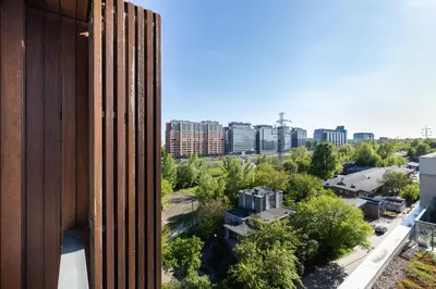 Widok na miasto Warszawa z tego apartamentu