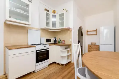 Kuchnia lub aneks kuchenny w obiekcie Royal Route Apartment for 10 people by BookingHost