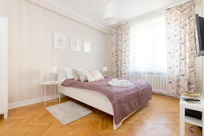 Łóżko lub łóżka w pokoju w obiekcie Chmielna Central Warsaw Apartment by BookingHost
