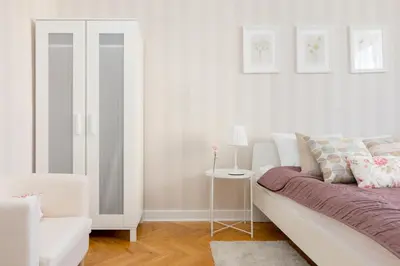 Część wypoczynkowa w obiekcie Chmielna Central Warsaw Apartment by BookingHost
