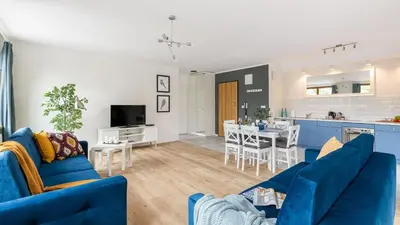 Telewizja i/lub zestaw kina domowego w obiekcie Puławska 221 - Colorful Apartment with Balcony by Noclegi Renters