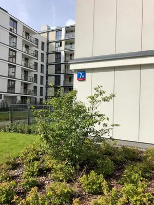 Ogród w obiekcie Apartment near Chopin Airport with parking place