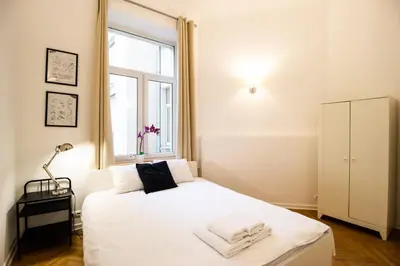 Łóżko lub łóżka w pokoju w obiekcie Kopernika Śródmieście Apartment by BookingHost