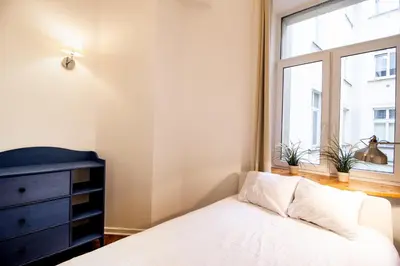 Łóżko lub łóżka w pokoju w obiekcie Kopernika Śródmieście Apartment by BookingHost