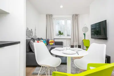 Telewizja i/lub zestaw kina domowego w obiekcie Warsaw City Center Świętokrzyska & Emilii Plater by Noclegi Renters