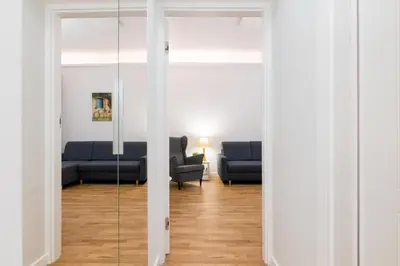 Część wypoczynkowa w obiekcie Jerozolimskie Central View Apartment by BookingHost