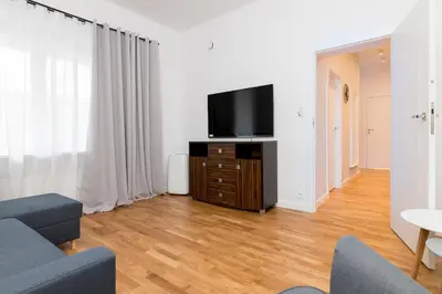 Telewizja i/lub zestaw kina domowego w obiekcie Jerozolimskie Central View Apartment by BookingHost