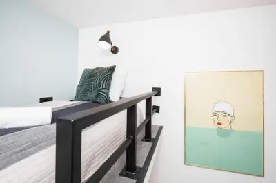 Łóżko lub łóżka w pokoju w obiekcie Apartment Aleje Jerozolimskie 85 by Noclegi Renters