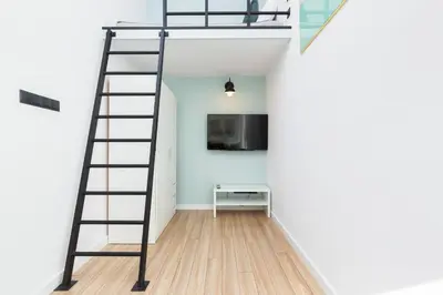 Telewizja i/lub zestaw kina domowego w obiekcie Apartment Aleje Jerozolimskie 85 by Noclegi Renters