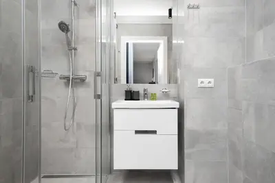 Łazienka w obiekcie Apartments Warsaw Nowowiejska by Noclegi Renters