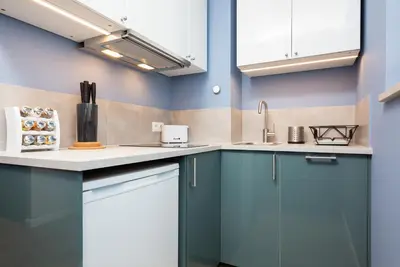 Kuchnia lub aneks kuchenny w obiekcie Apartments Warsaw Nowowiejska by Noclegi Renters