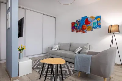 Telewizja i/lub zestaw kina domowego w obiekcie Royal Palace Elegant Apartment by BookingHost