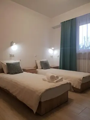 Łóżko lub łóżka w pokoju w obiekcie Hostel Mleczna - Metro Zacisze