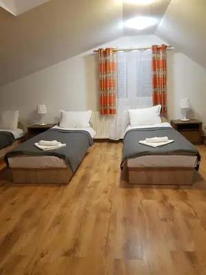 Łóżko lub łóżka w pokoju w obiekcie Hostel Mleczna - Metro Zacisze