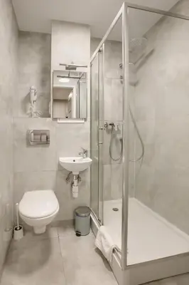 Łazienka w obiekcie New! Studio with 3 Beds - Easy Access to Airport, City Center & WUM