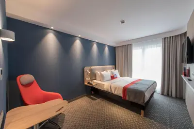 Łóżko lub łóżka w pokoju w obiekcie Holiday Inn Express Warsaw - Mokotow by IHG