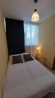 Łóżko lub łóżka w pokoju w obiekcie W samym Centrum na Grzybowskiej