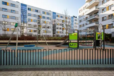 Plac zabaw dla dzieci w obiekcie Apartment Warsaw Żoliborz by Noclegi Renters