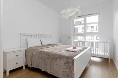 Łóżko lub łóżka w pokoju w obiekcie Rozłogi Sunny Apartment by BookingHost