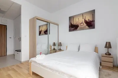 Łóżko lub łóżka w pokoju w obiekcie Wola Chic Studios by BookingHost