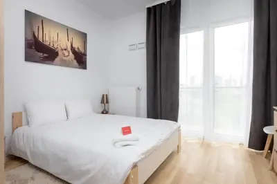 Łóżko lub łóżka w pokoju w obiekcie Wola Chic Studios by BookingHost